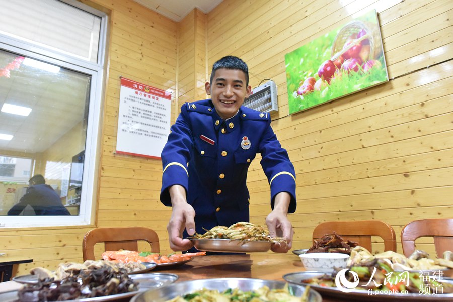 年夜飯不乏螃蟹這樣的海鮮。 余杉芳攝