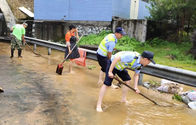 抗洪防汛 福建交警持續一線守平安