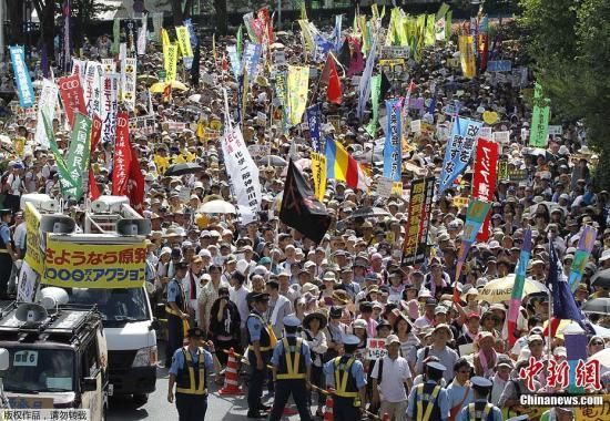 資料圖：當(dāng)?shù)貢r間7月16日，日本東京爆發(fā)“再見核電站”大集會。據(jù)主辦方透露，約有17萬人參加了此次活動。集會者呼吁關(guān)閉日本所有核電站，實現(xiàn)“無核化”。