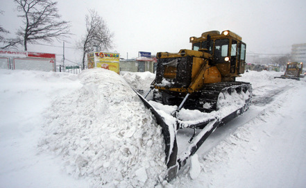 鏟車在清理俄羅斯道路上的積雪。