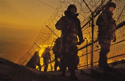 2012年12月26日，新年將至，韓國(guó)陸軍28師官兵在軍事分界線附近巡邏。