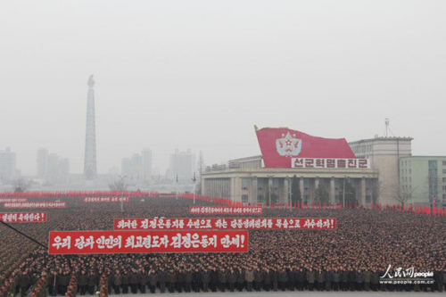 2013年2月14日，朝鮮在首都平壤的金日成廣場舉行了超過10萬人參加的平壤市軍民聯歡大會，慶祝第三次地下核試驗成功。攝影：人民網記者 王莉