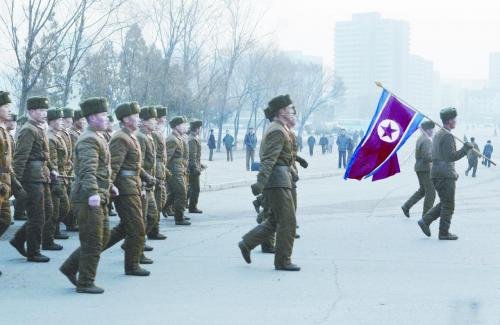 16日，一隊朝鮮士兵走過平壤街頭。