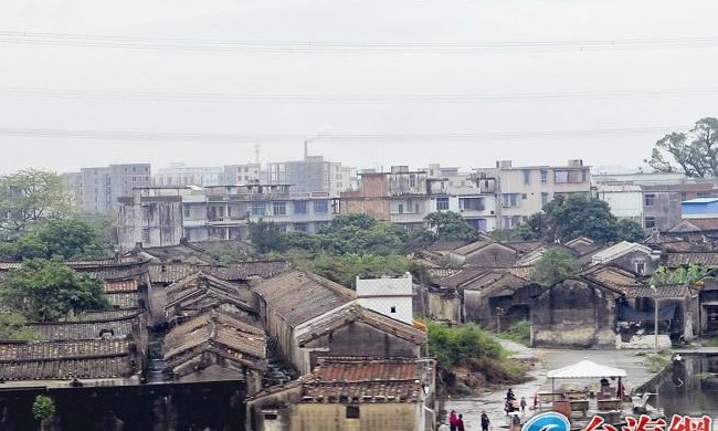 首趟深廈鐵路試運行 動車外風(fēng)景如畫