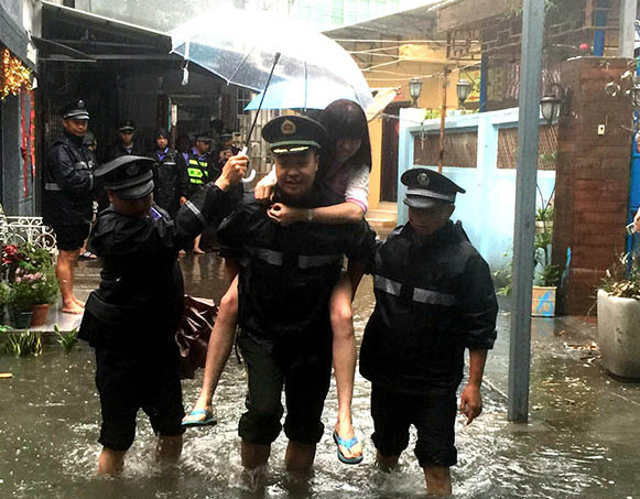 民警從積水處背出被困群眾。