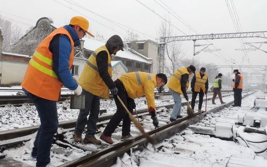 安徽：鐵路人“戰風雪” 保障春運安全