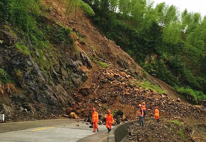 南平政和:強降雨致國道235線一處塌方 無人員傷亡