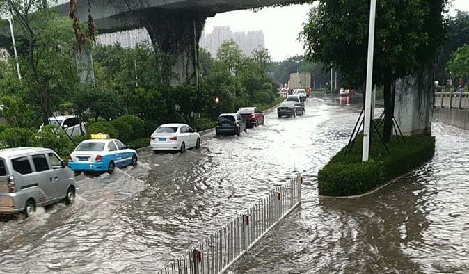 泉州：考生冒雨參加中考 大雨致多地積水嚴重