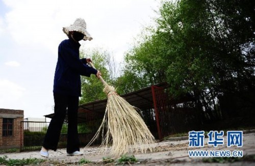 5月17日，中國鋁業青海分公司職工羅靜源在公司內清掃垃圾。新華社記者張宏祥攝