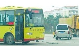 面包車載多名幼兒逆行撞上公交司機(jī)棄車離開（圖）