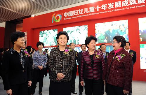  3月6日，中共中央政治局委員、國務委員劉延東在北京出席“中國婦女兒童十年發(fā)展成就展”開幕式并參觀展覽。新華社記者 謝環(huán)馳 攝 