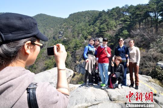 3月8日，廬山陽光明媚，春意盎然，該山連續十年在“三八國際婦女節”對女性游客免費。　李忠東　攝