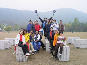 　　高一時，全班去太子灣公園玩。右二穿著黃色衣服的是張京。左上中間穿著黑衣服的女孩是也進了外交部的趙婷，圍紅色格子圍巾的是胡躍波老師。圖片由胡躍波老師提供src=