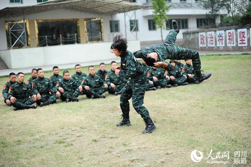 女子特警隊老兵在進行擒敵訓練。（圖片由四川武警涼山支提供）