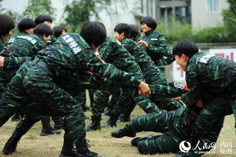 即將退伍的女兵們，訓練場上玩的很開心。（圖片由四川武警涼山支提供）