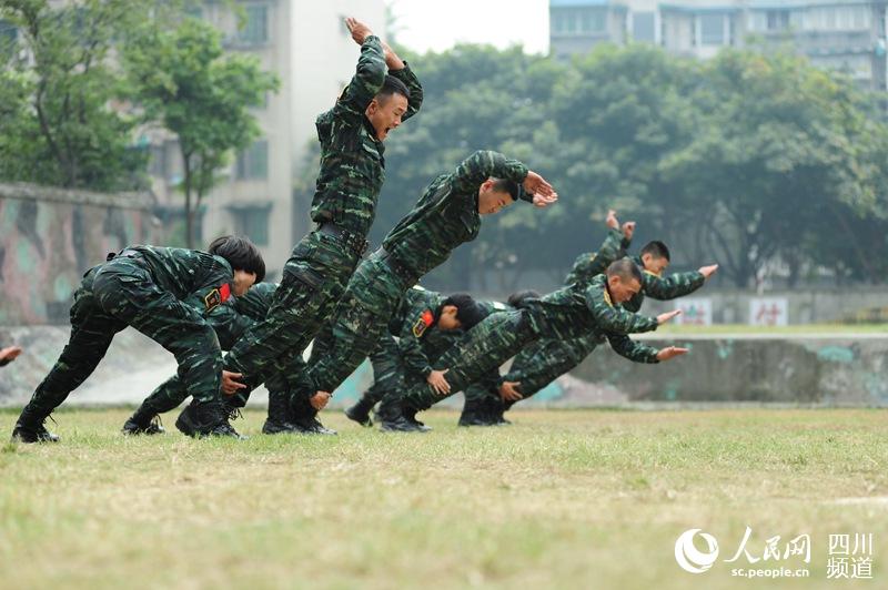 訓練場上，與男兵一比高低。（圖片由四川武警涼山支提供）