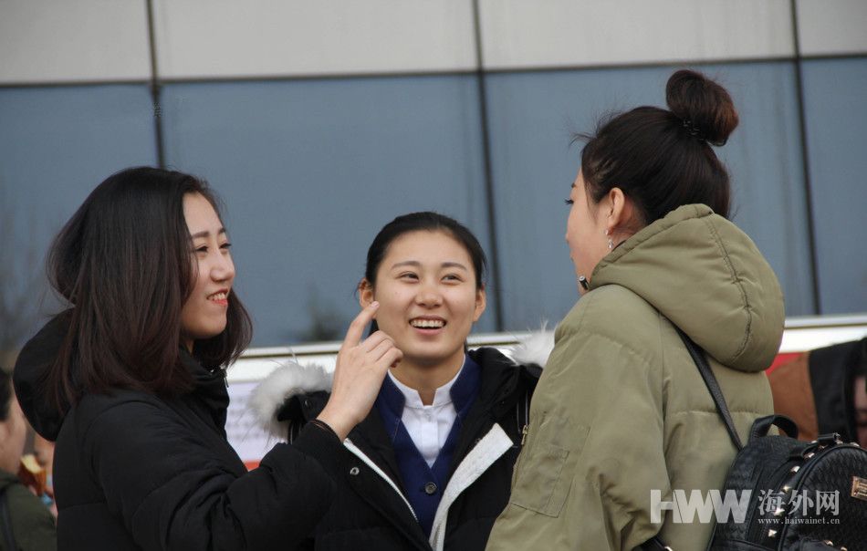 山東濱州：空乘招考現場美女如云