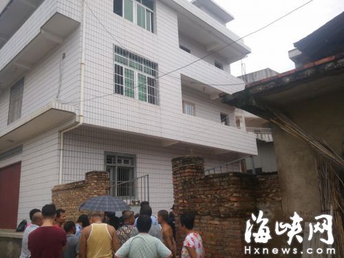 母女當時住在二樓，雙雙被砍死在二樓門口 